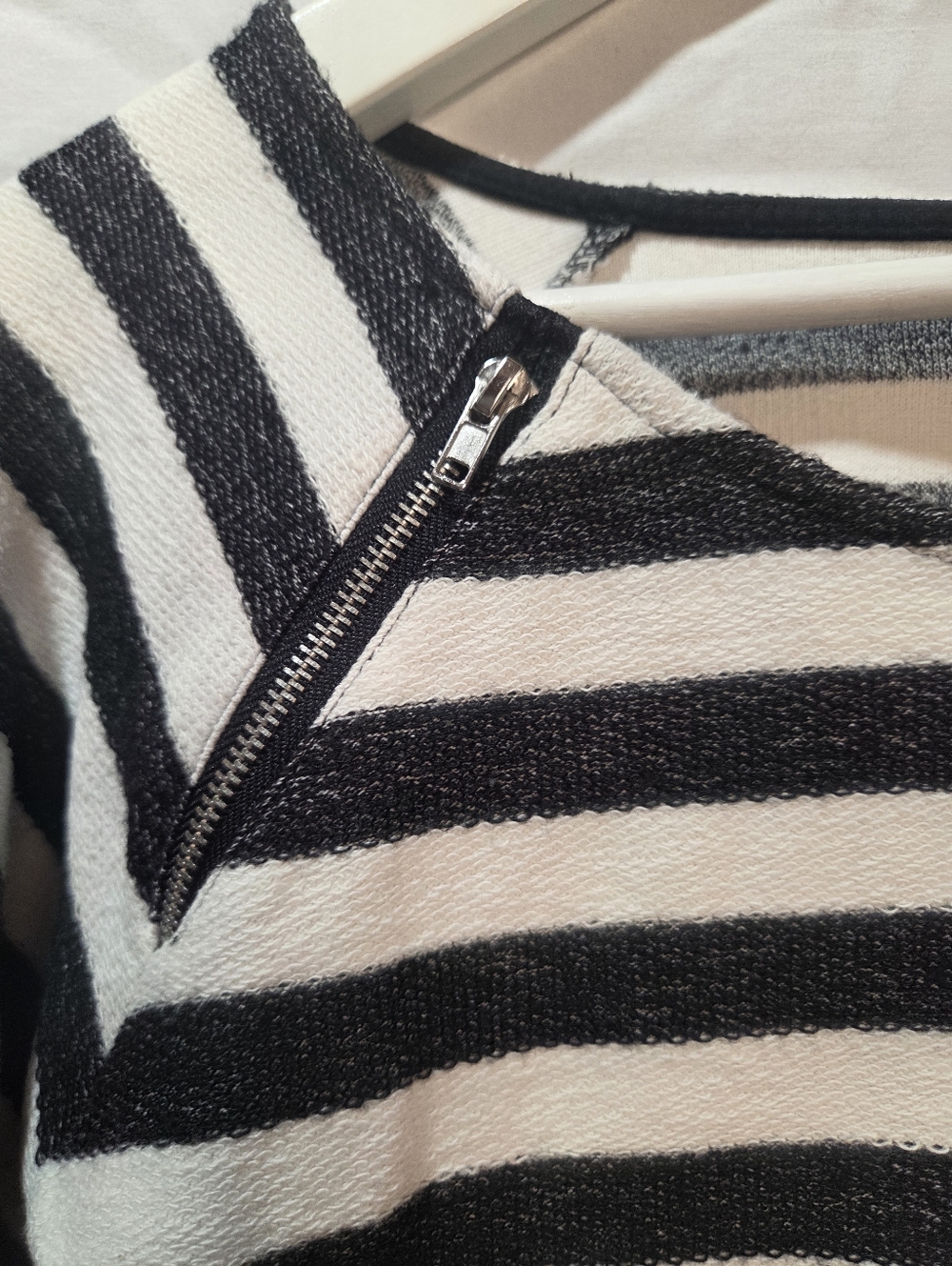 Y2k Striped Sz M Long Sleeve Sweater With Zipper Detail Long Cuff Grunge Goth - Picture 8 of 15